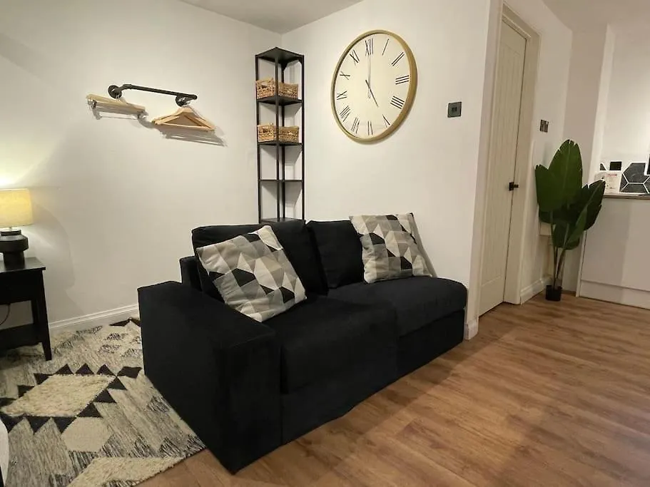 Ultra Modern Studio Apartment, In Central אקסטר 0*,