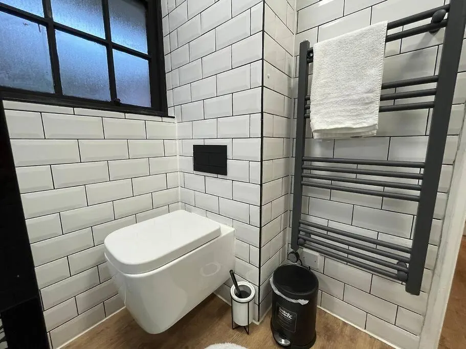Ultra Modern Studio Apartment, In Central אקסטר בריטניה