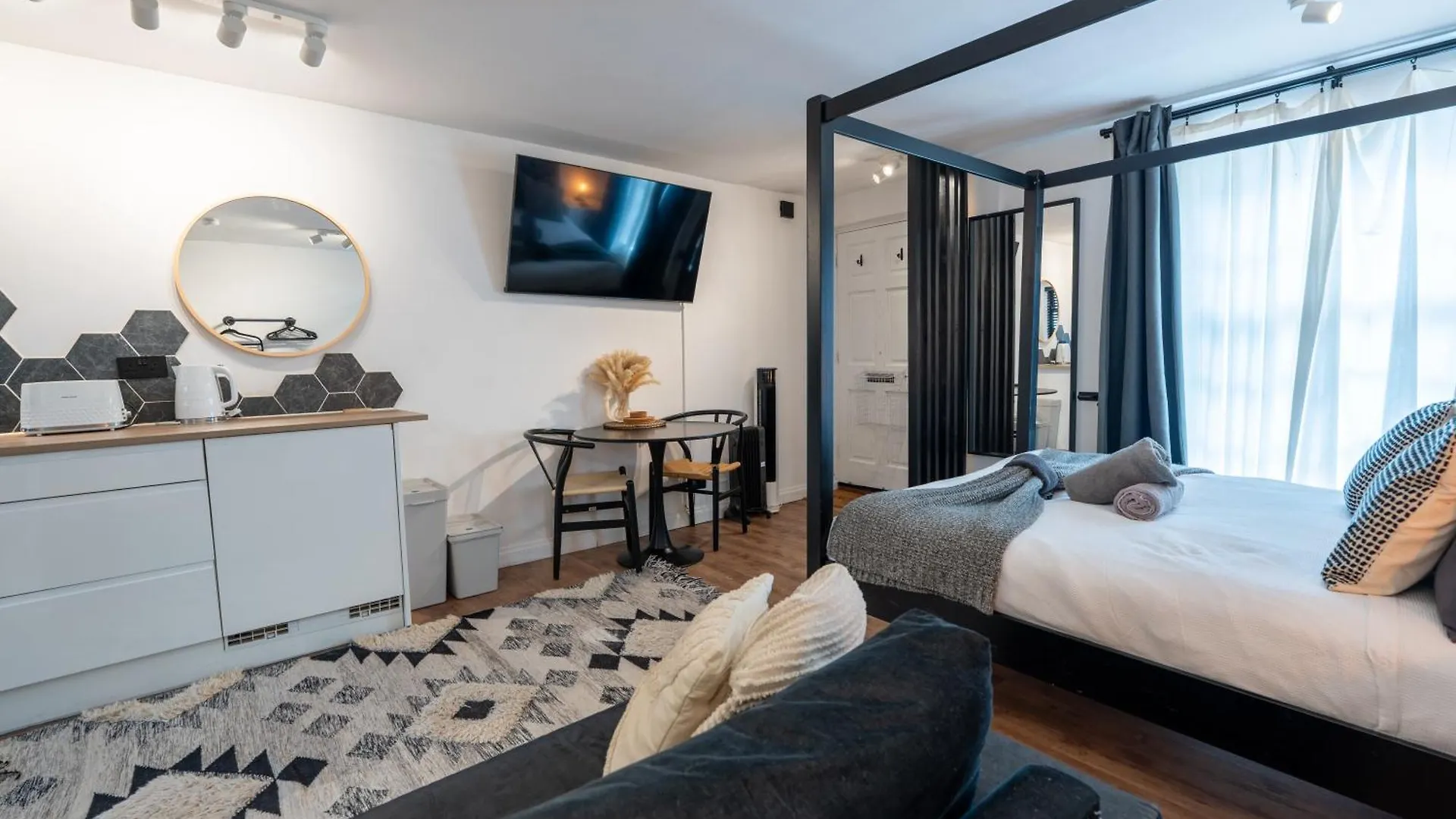Ultra Modern Studio Apartment, In Central אקסטר דירה