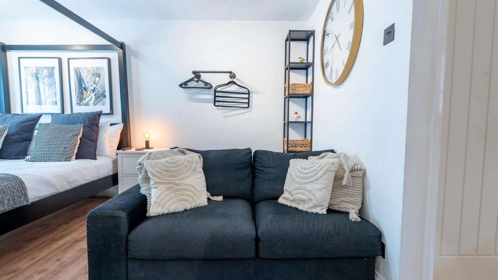 Ultra Modern Studio Apartment, In Central אקסטר דירה